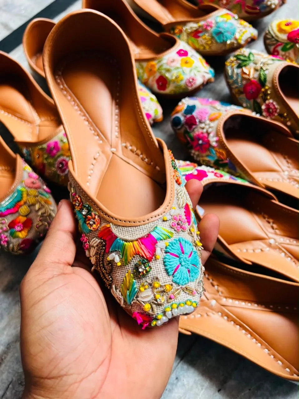 Floral embroidery jutti